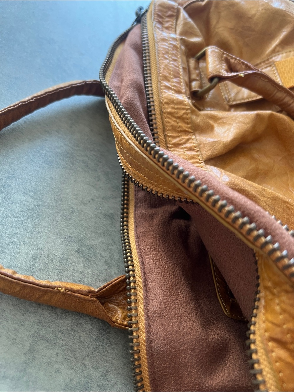 WoMen's Classic Messenger Bag in yellow Tan - Picture 8 of 11